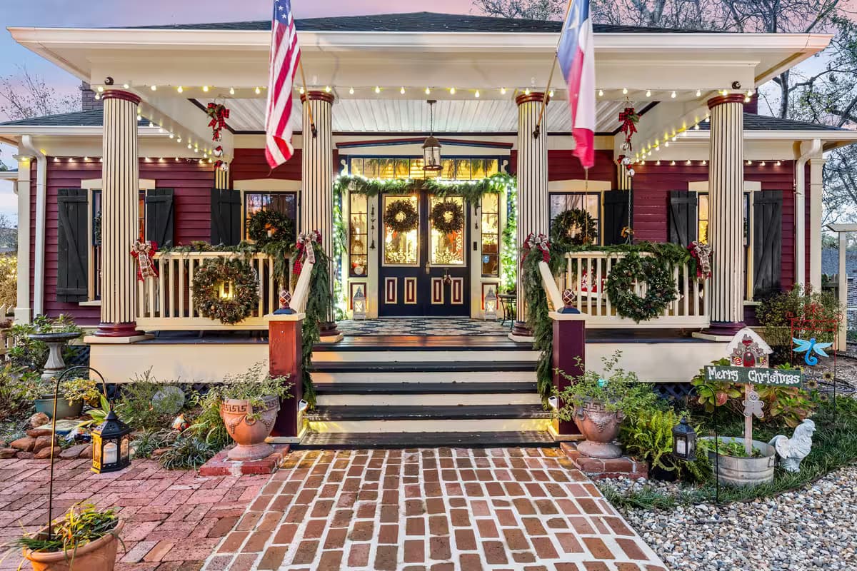 Candlelit historic home in Jefferson Texas during Christmas season